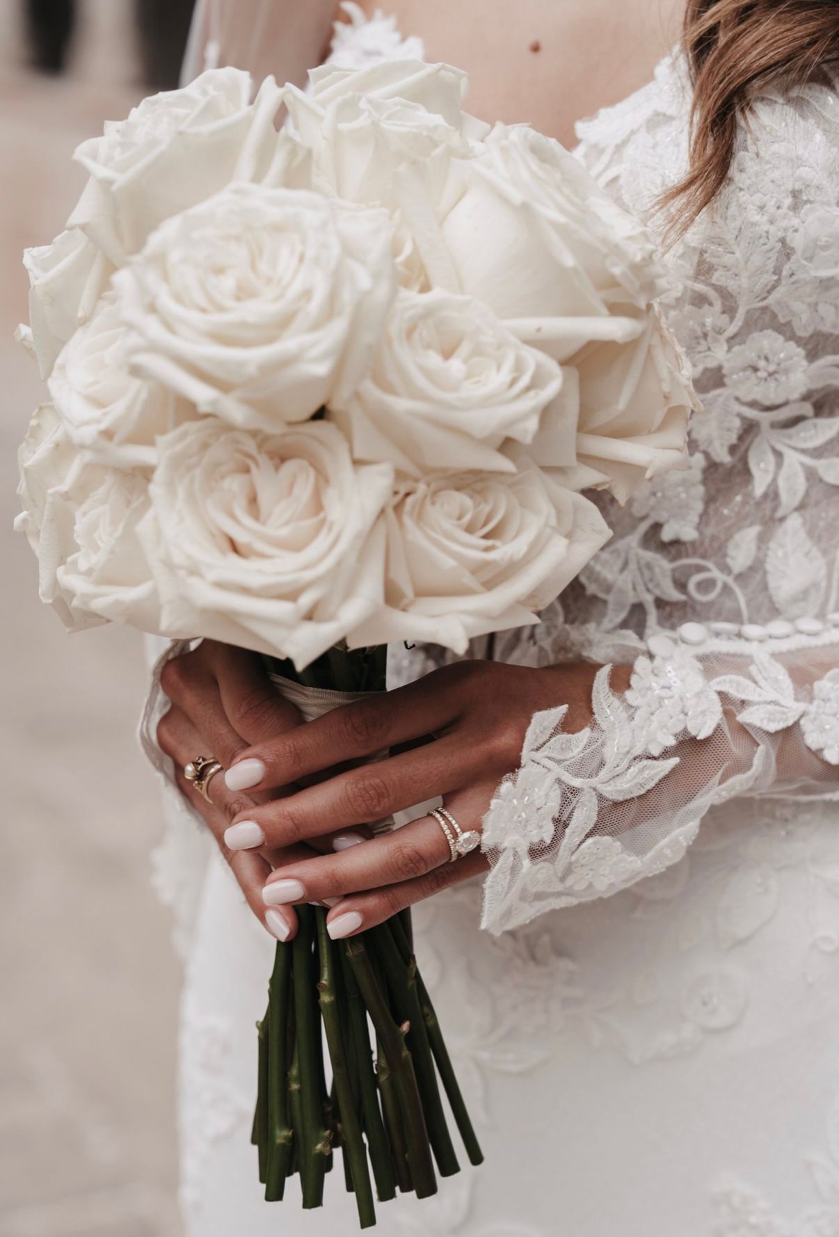 Brautstrauß weiße Rosen mit Spitzenkleid