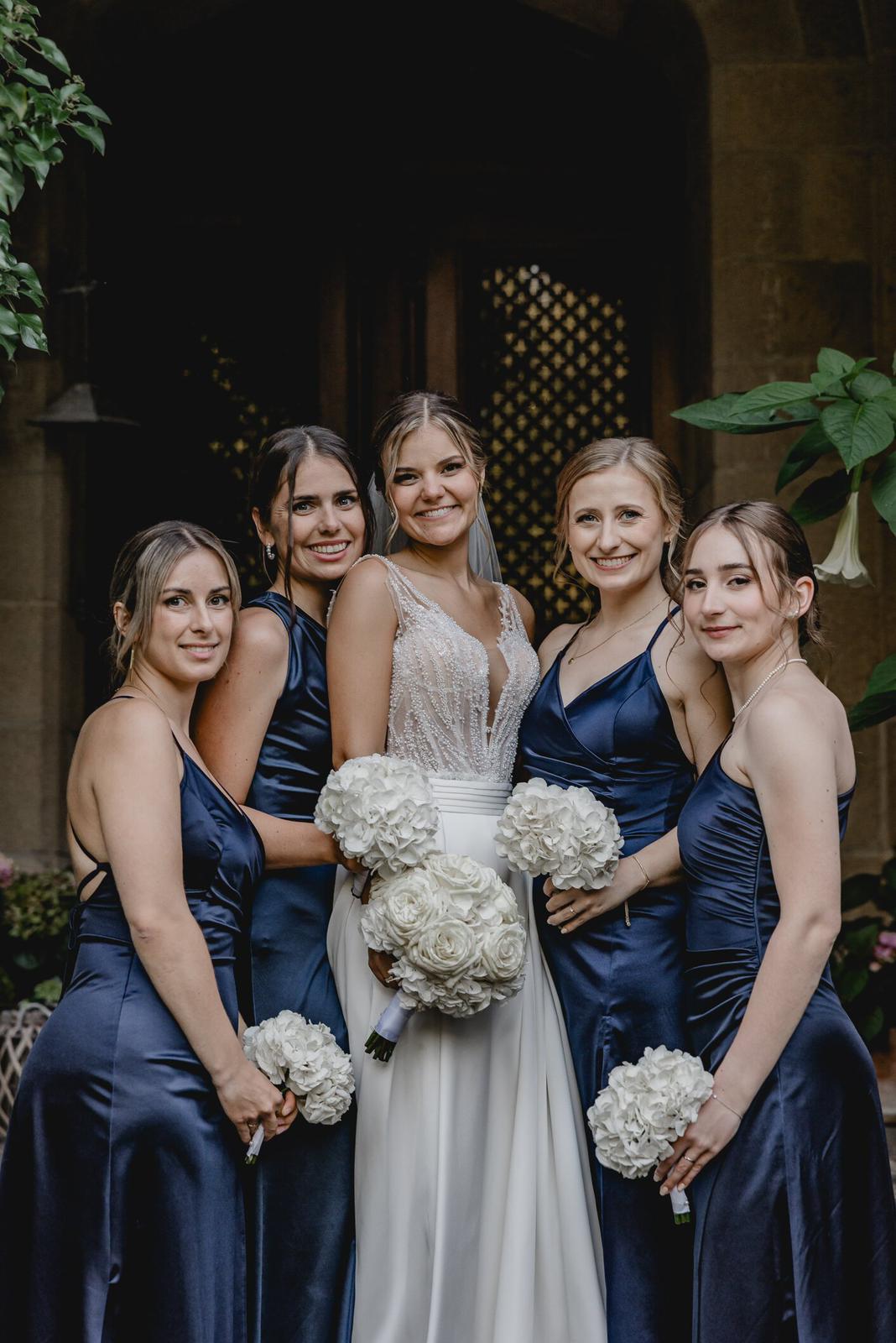 Braut mit Brautjungfern in Navy