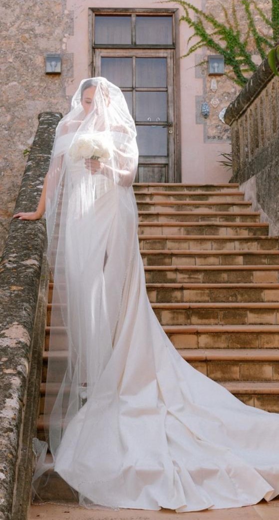 Elegante Hochzeitsfloristik mit weißen Rosen und Calla-Lilien