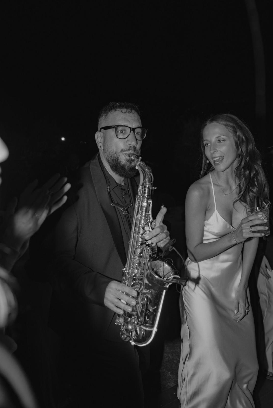 Saxophonist & Braut auf der Tanzfläche