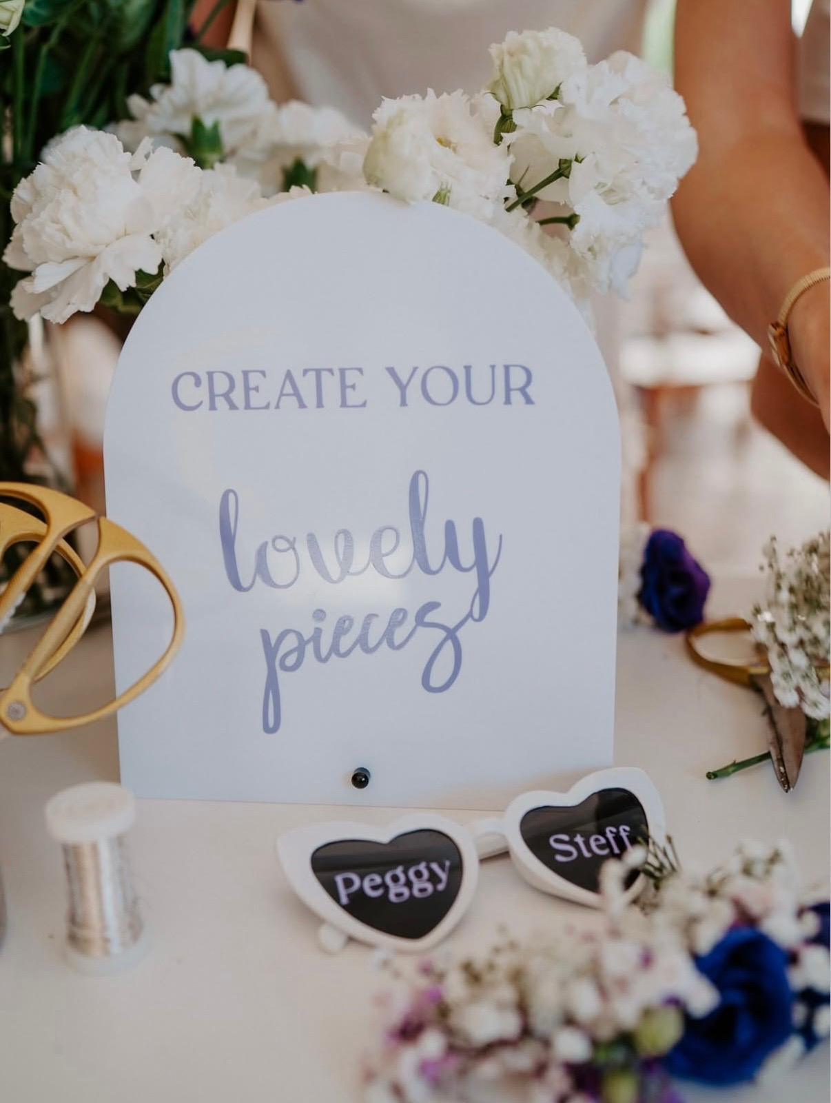 „Create your lovely pieces“ – Peggy und Steff Herz-Sonnenbrillen an der Flowerbar