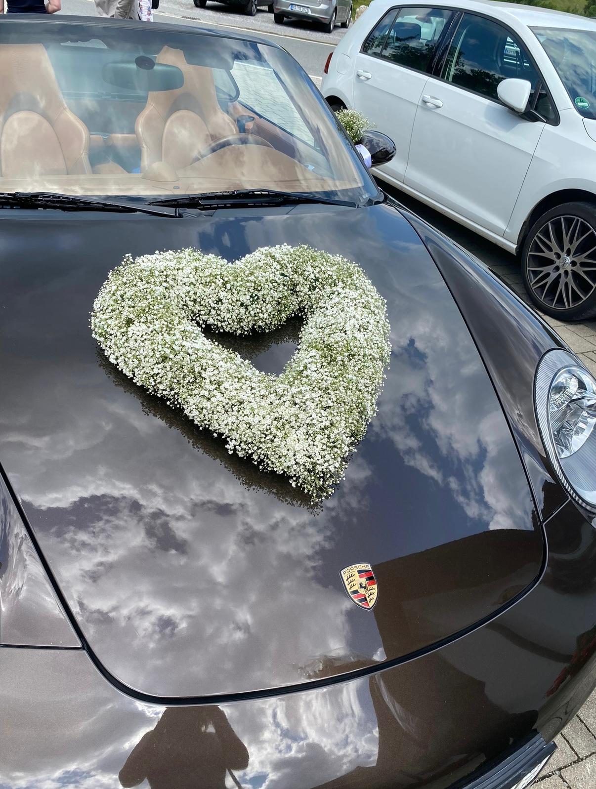 Hochzeitsauto Porsche mit Herz aus Schleierkraut