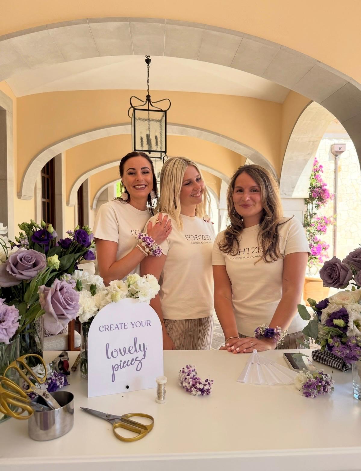 ECHTZEIT.-Floristik-Team an der Flowerbar mit Weiß-, Flieder- und Pastelltönen