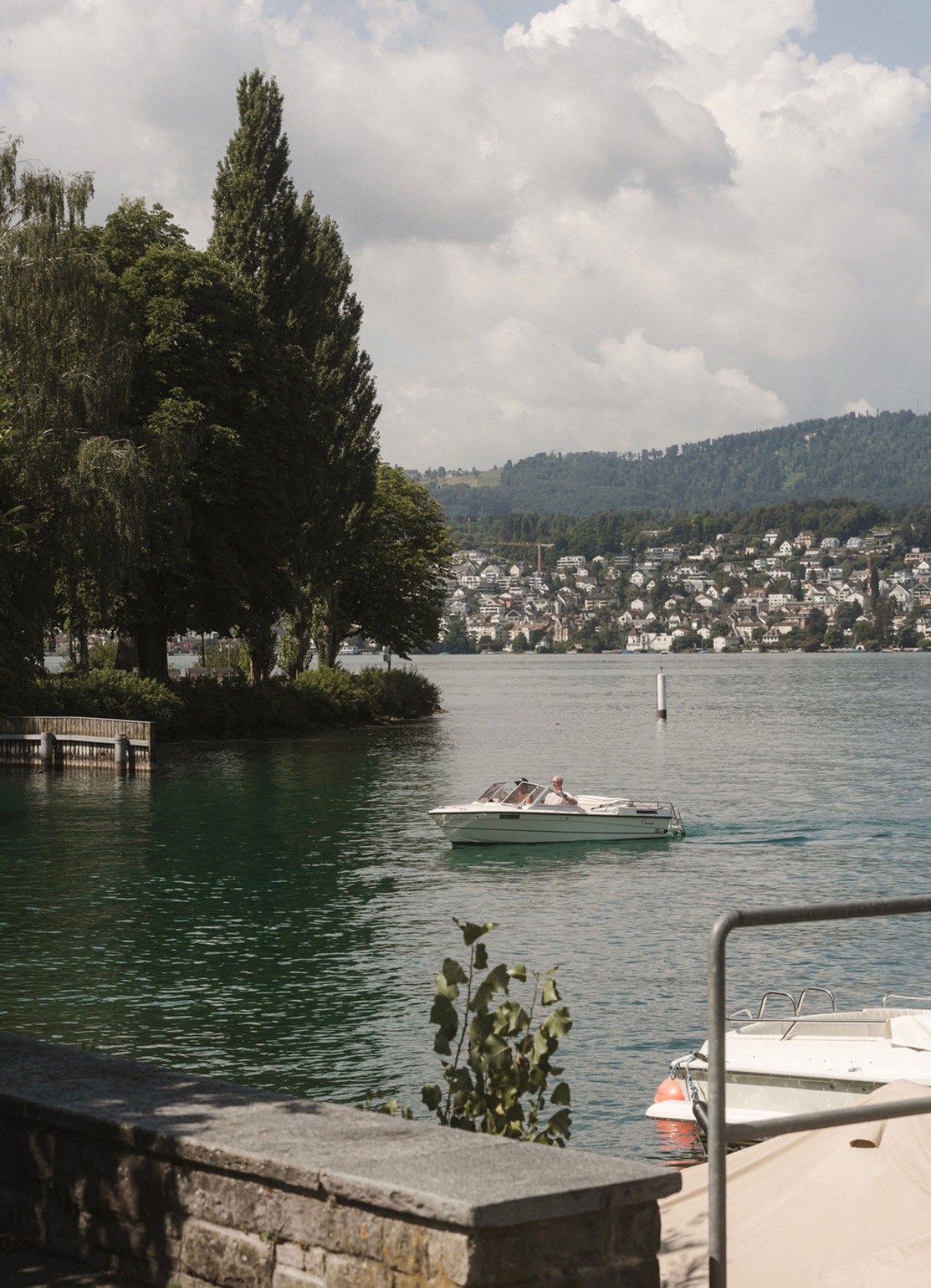 Brautpaar im Boot auf dem See