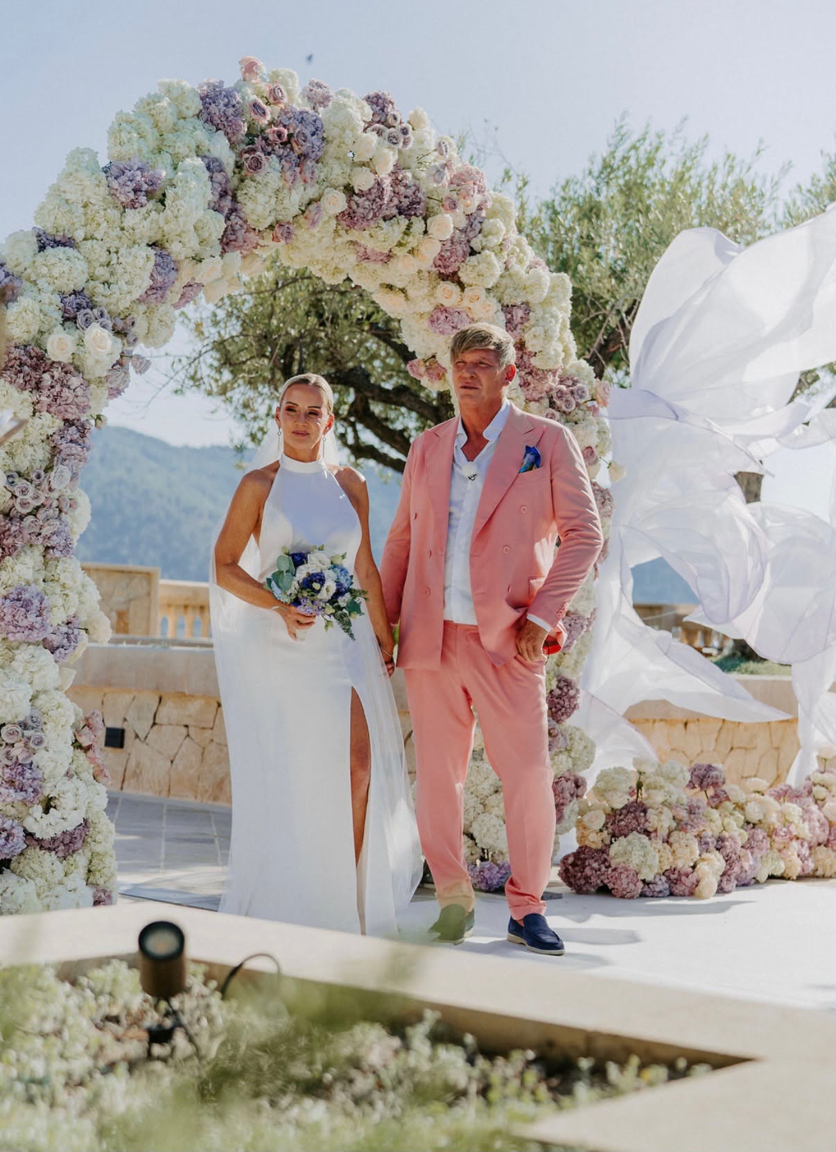 Trauung von Peggy Jerofke und Steff Jerkel unter dem floralen Torbogen auf Mallorca